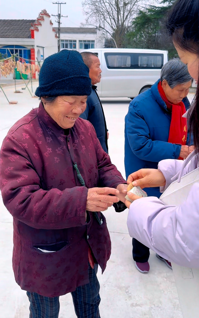 二月風(fēng)在福利院給老人分享葛菇酥1.png