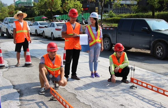 2018年8月，G220試驗路段交工驗收，測量彎沉評估路面的整體強度
