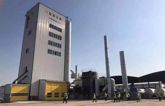 2018年10月12日，來自全國各地的筑養(yǎng)路行業(yè)專家、高校科研學者等150余人，蒞臨豐城綜合養(yǎng)護中心，現(xiàn)場觀摩全環(huán)保瀝青攪拌設備及各類環(huán)保裝置。